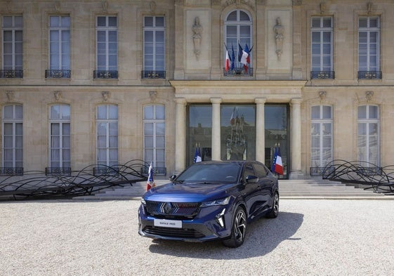 Fruto de una colaboración tripartita inédita entre los equipos del Elíseo, Renault y varios artesanos franceses de renombre, Renault Rafale Presidencial refleja una visión contemporánea del saber hacer francés
