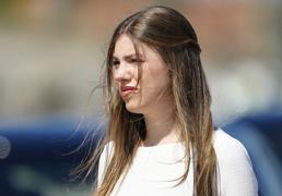 La infanta Sofía sorprende con su look más adulto en Marín: conjunto bicolor con una blusa muy original