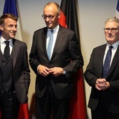 El primer ministro británico, Keir Starmer, el presidente francés, Emmanuel Macron, y el canciller alemán, Friedrich Merz.