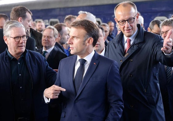 El primer ministro británico, Keir Starmer, el presidente francés, Emmanuel Macron, y el canciller alemán, Friedrich Merz.