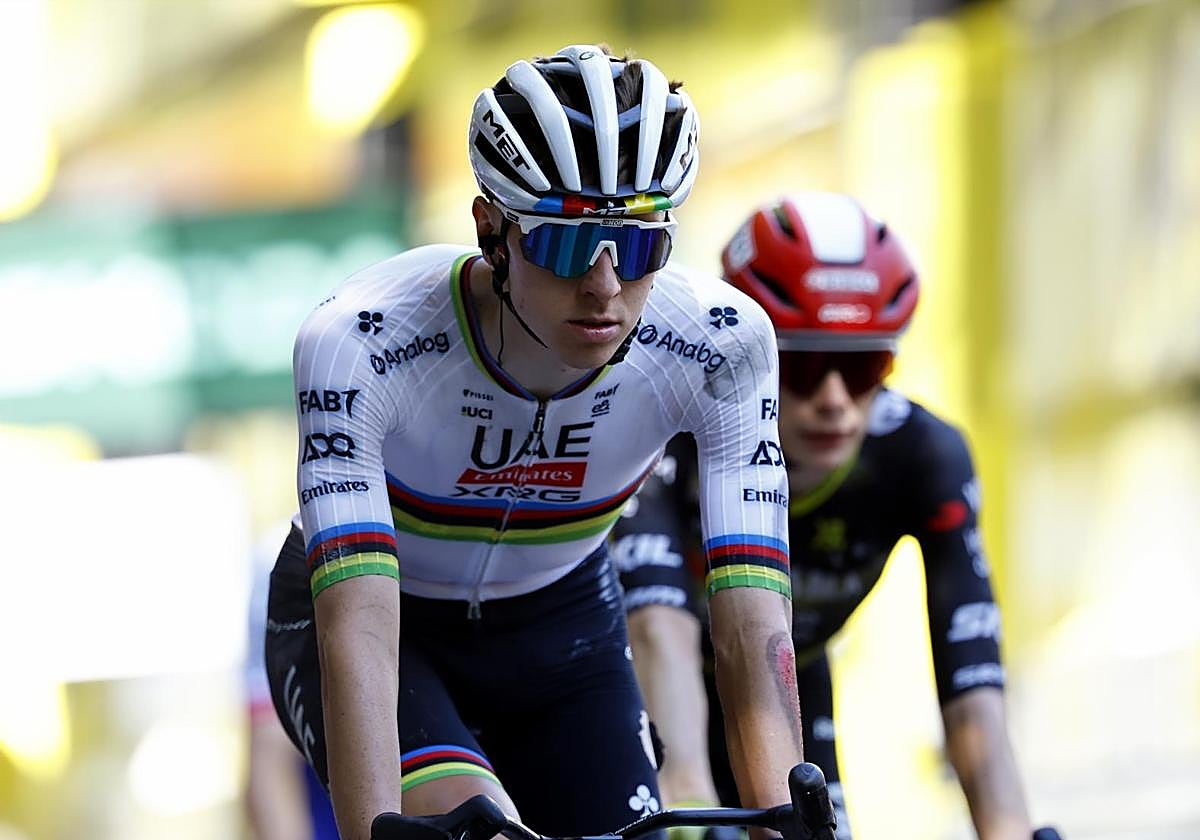 Tadej Pogacar cruza la meta en Toulouse por delante de Jonas Vingegaard.