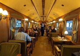 El tren. La decoración en el interior de los vagones está cuidada al detalle.