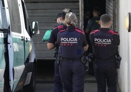 C.L.P., el líder del movimiento supremacista xenófobo 'Deport Them Now UE', a su llegada este mediodía al juzgado de guardia de Mataró