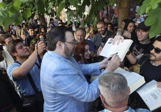 Cientos de personas han esperado durante horas para recibir autógrafos y fotos con Brandon Sanderson.