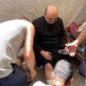 El párroco Gabriel Romanelli es atendido justo después del bombardeo.