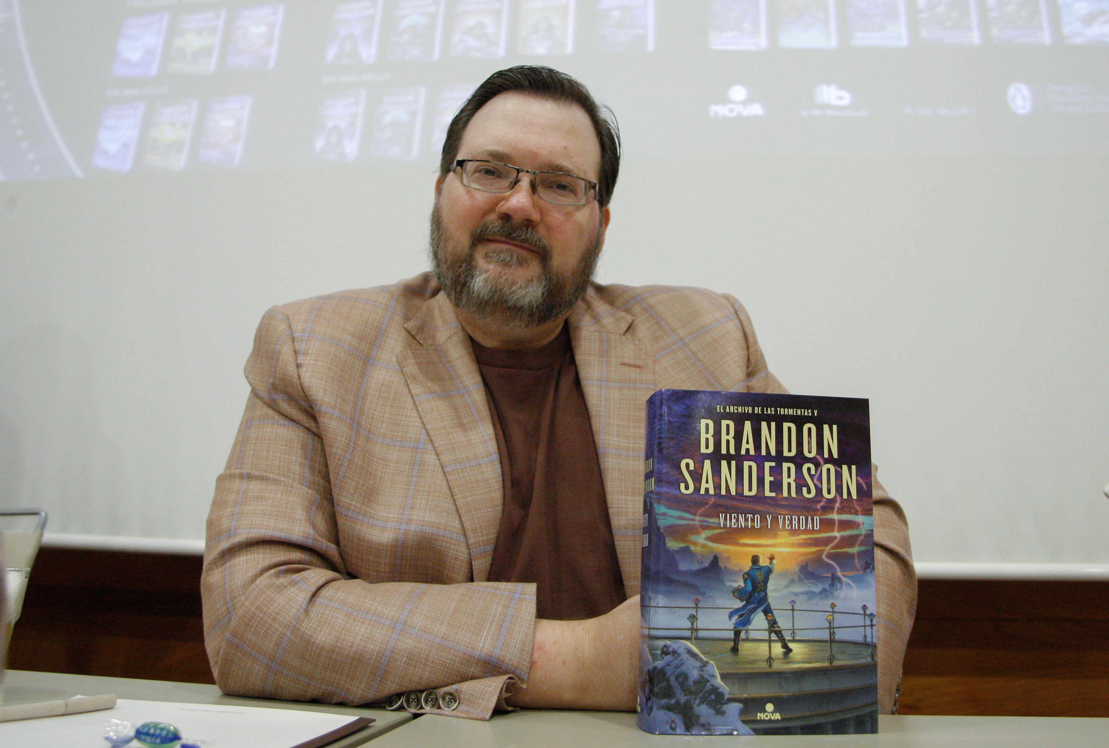Brandon Sancerson con su último lanzamiento 'Viento y verdad' en el Festival Celsius de Avilés.