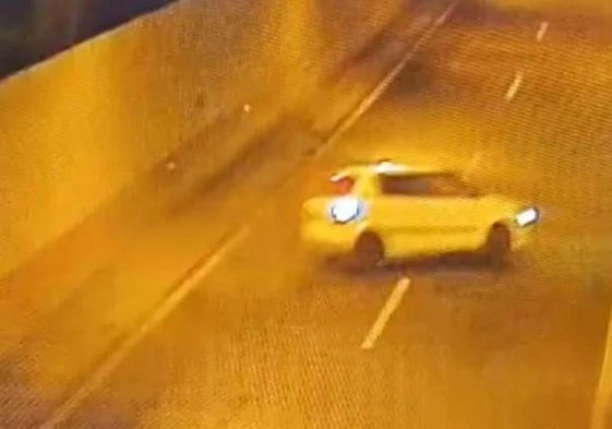 Las cámaras del túnel recogieron el momento en que el coche gira tras tirar él del freno de mano.