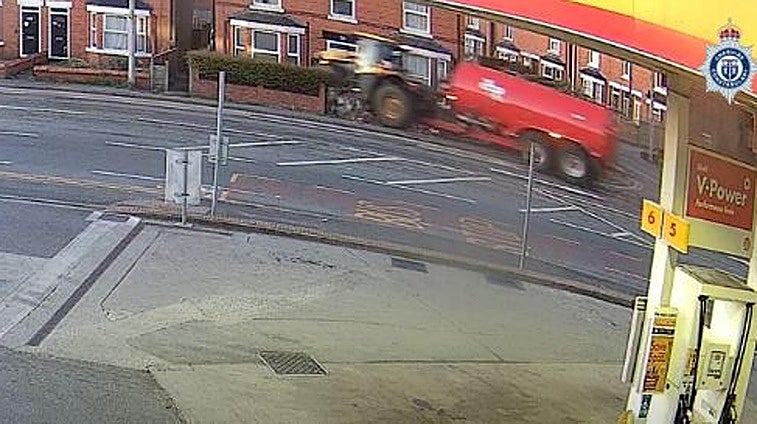 Un tractor colisiona contra un vecindario en el noroeste de Inglaterra
