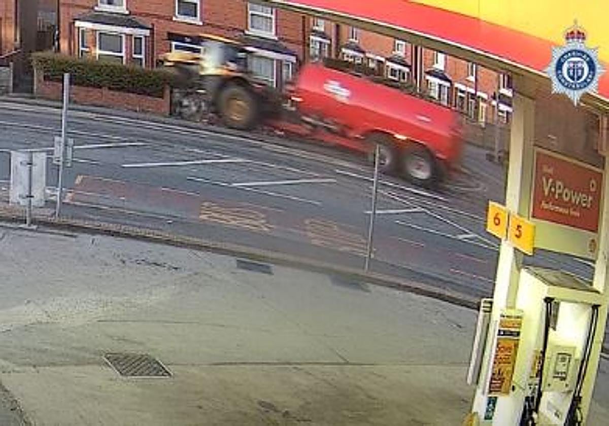 El momento del impacto contra varias viviendas en Chester.