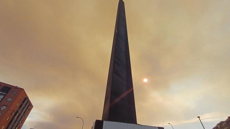 El humo y la ceniza de un incendio en Toledo cubre el cielo de Madrid