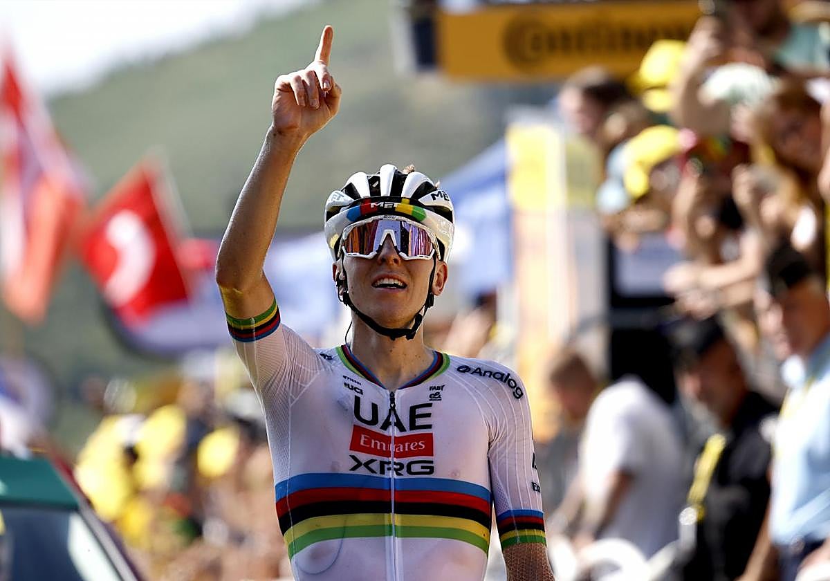 Tadej Pogacar celebra su victoria en Hautacam.