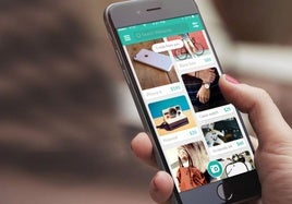 Una persona utiliza la app de Wallapop.