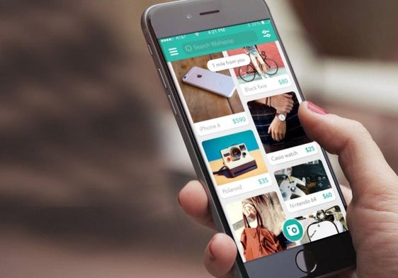 Una persona utiliza la app de Wallapop.