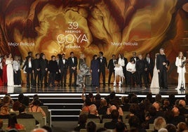 Los equipos de la películas ´El 47´ y ´La Infiltrada´ tras recibir el Goya ex aequo a la ´Mejor película´ en la 39 edición de los Premios Goya
