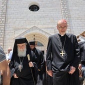 El Patriarca latino de Jerusalén, cardenal Pierbattista Pizzaballa, y su homólogo ortodoxo, Teófilo III, visitan la única iglesia cristiana de Gaza.