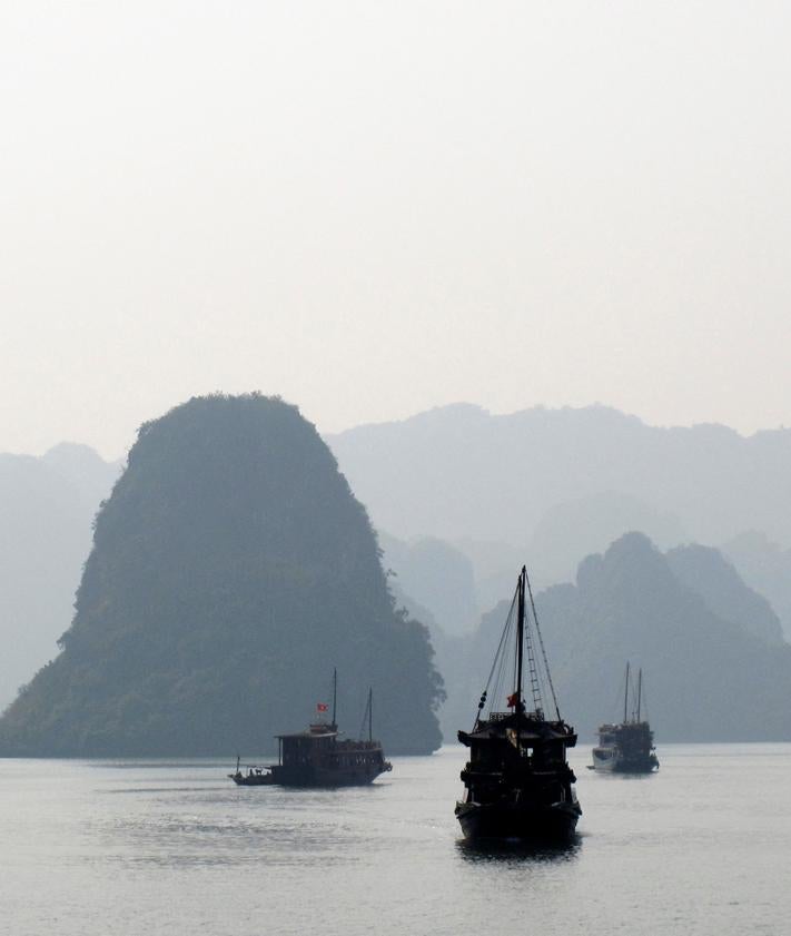 Imagen secundaria 2 - Tareas de rescate en el incomparable paraje de la Bahía de Halong.