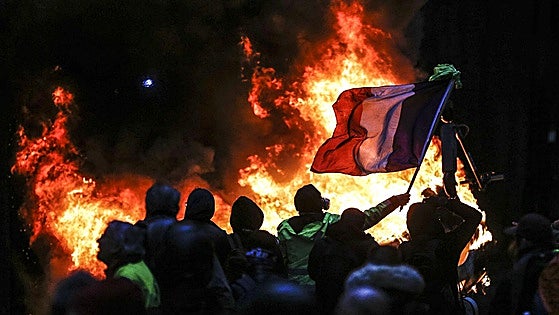 Francia se asoma al precipicio social y económico