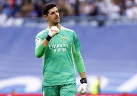 Courtois celebra durante un partido frente al Español en el Santiago Bernabéu.