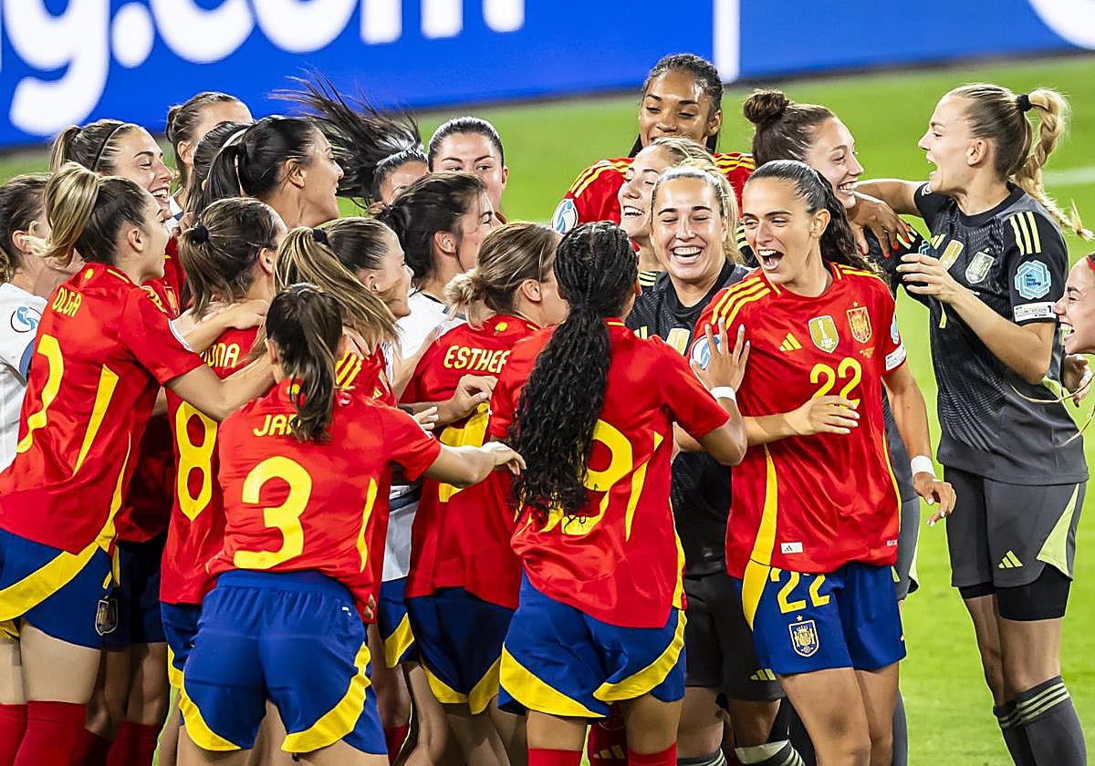 Las jugadoras españolas celebran su histórico triunfo ante Suiza.
