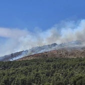 Los bomberos trabajan a contrarreloj para evitar que un cambio de viento lleve el incendio de Ibi hasta Alcoi
