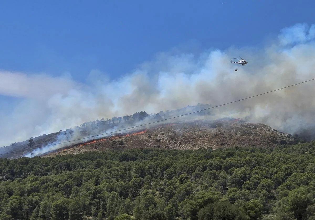 Los bomberos trabajan a contrarreloj para evitar que un cambio de viento lleve el incendio de Ibi hasta Alcoi