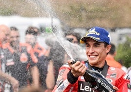Marc Márquez descorcha el champán tras ganar el sprint de Brno.