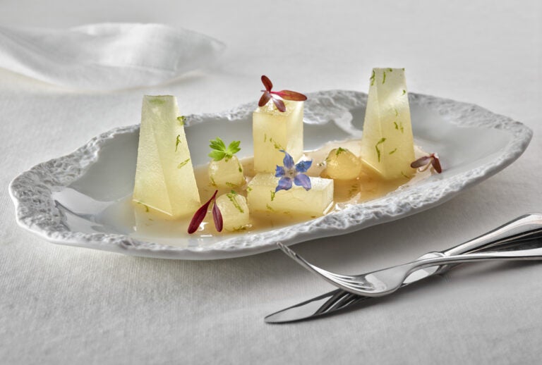 Una receta de Martín Berasategui para preparar el delicioso postre de melón emborrachado en caipiriña