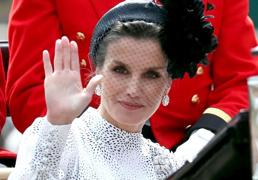 El día que la reina Letizia eclipsó a Kate Middleton y a todas las royals inglesas: marca andaluza y joyas de pasar