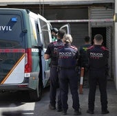 Agentes de la Policía catalana con Lupiáñez, tras su detención.