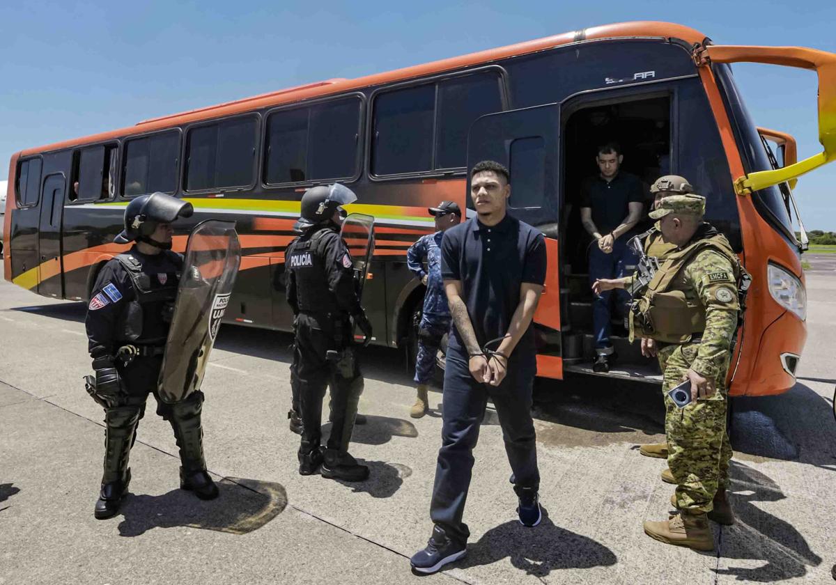 Los deportados son liberados en El Salvador.