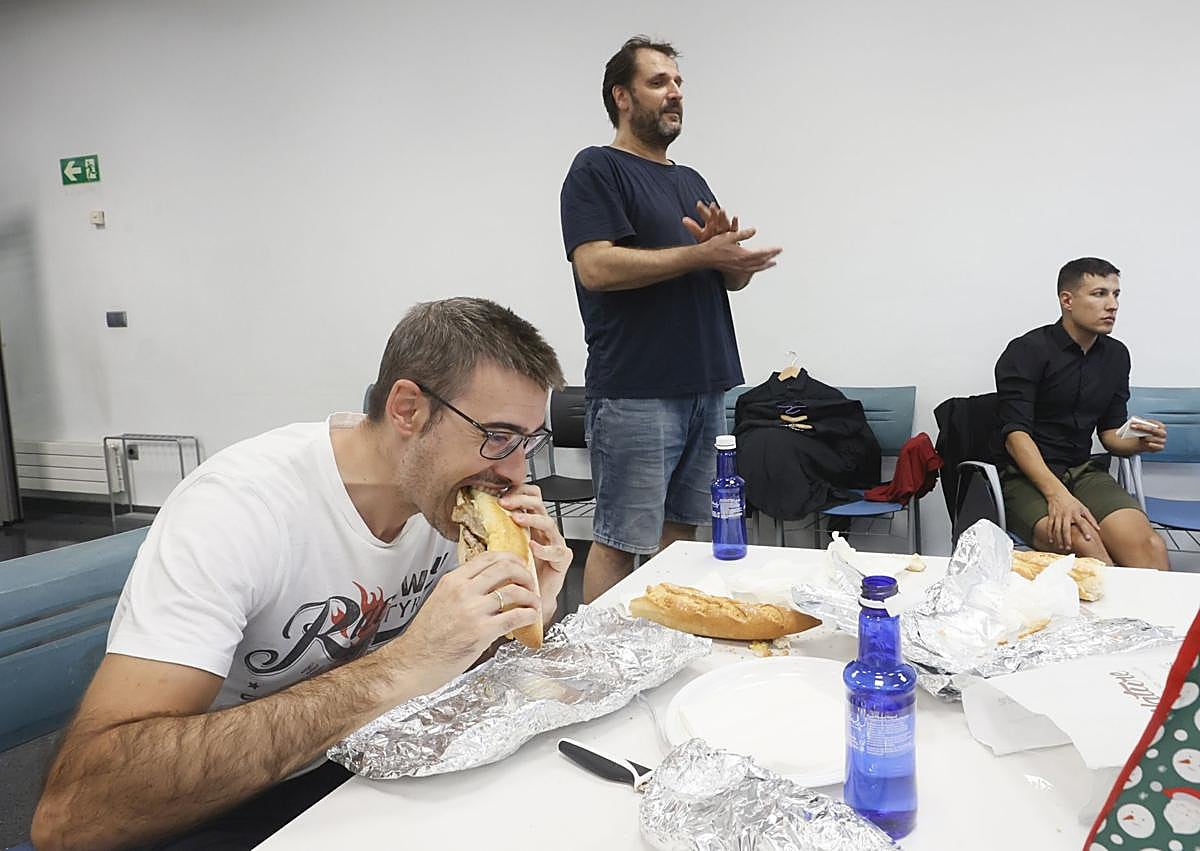 Imagen secundaria 1 - Antes del bolo: grabando un vídeo personalizado para Ángel, comiéndose los bocatas aportados por las fans y lustrándose los zapatos.