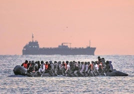 Un grupo de migrantes en un bote inflable sale de la costa norte de Francia en un intento de cruzar el Canal de la Mancha para llegar a Gran Bretaña.