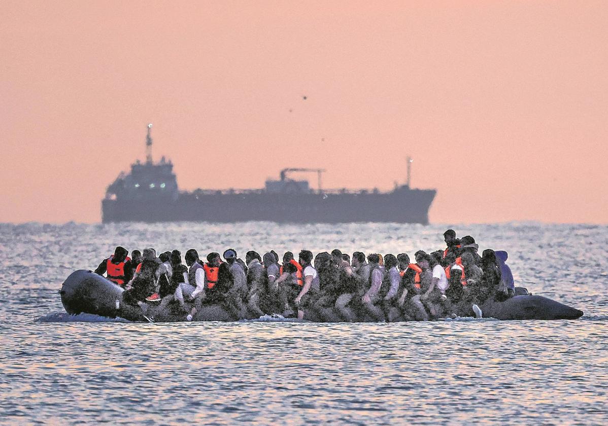 Un grupo de migrantes en un bote inflable sale de la costa norte de Francia en un intento de cruzar el Canal de la Mancha para llegar a Gran Bretaña.