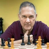 Illescas, Gran Maestro Internacional, ante un tablero en su escuela de ajedrez en Barcelona, su ciudad natal y en la que reside.