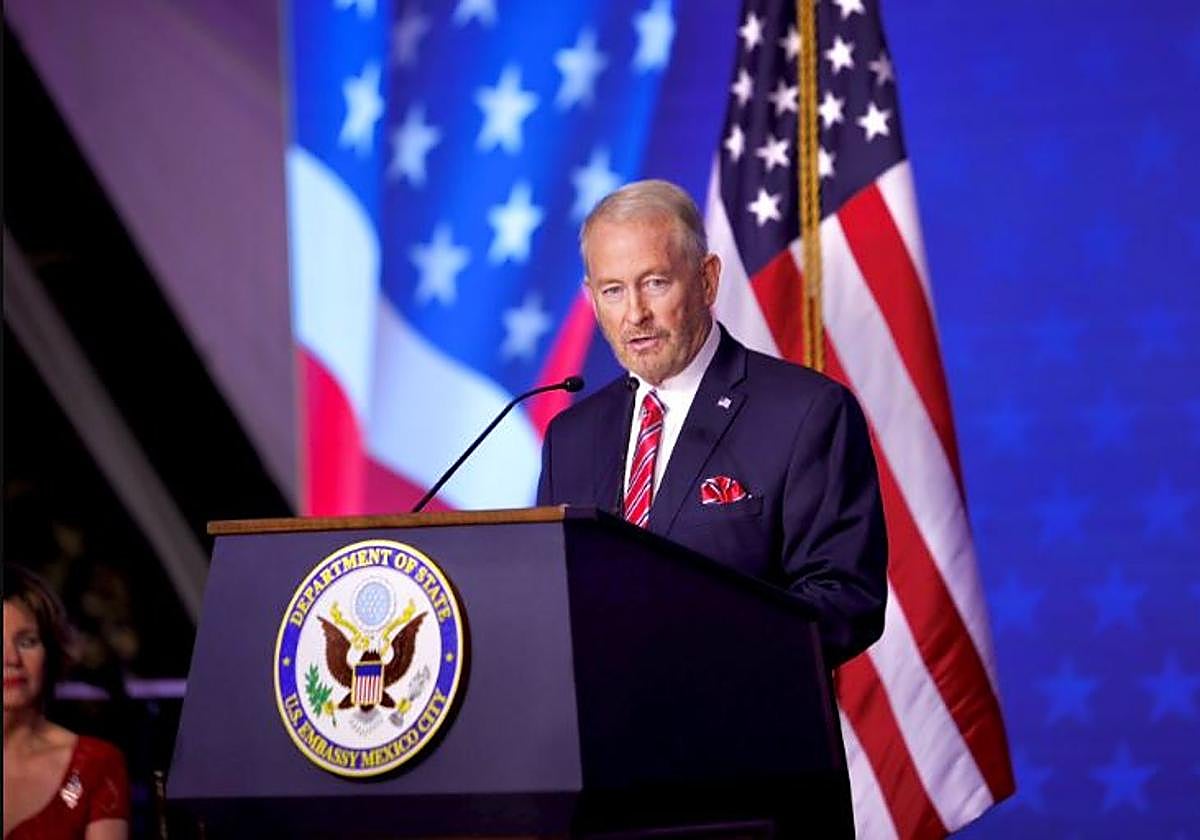 El nuevo embajador de EE UU en México, Ron Johnson, ofrece un discurso.