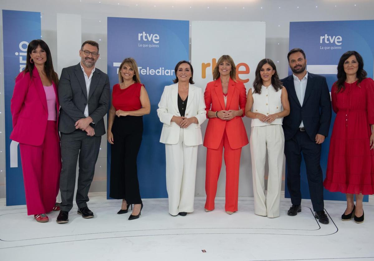 La directora del Área Meteorológica de RTVE, Mónica López; los presentadores de TD fin de semana, Marc Sala y Lourdes Maldonado; la presentadora de TD2, Pepa Bueno; la presentadora del TD1, Alejandra Herranz; los presentadores de Informativo Matinal, Lorena Baeza y Álex Barreiro, y la directora del Área Deportes, Rosana Romero