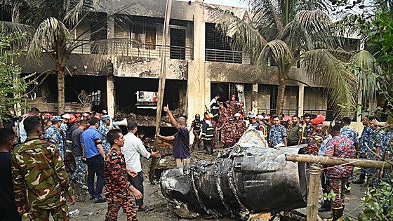 Un caza se estrella contra una escuela en Bangladés y deja al menos 31 muertos