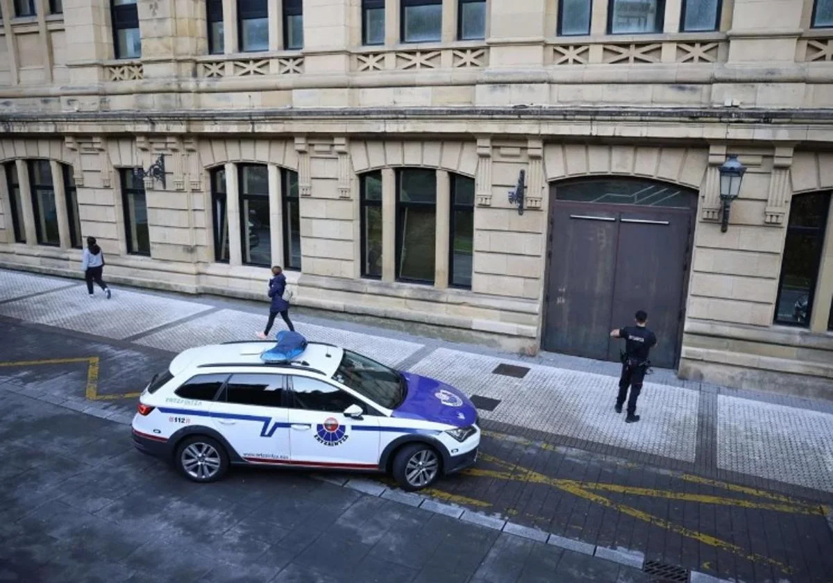 Un coche de la Ertzaintza, a la entrada a la Audiencia de Gipuzkoa