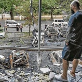 Un hombre mira desde una ventana rota de un edificio dañado tras un ataque con drones en Odesa.