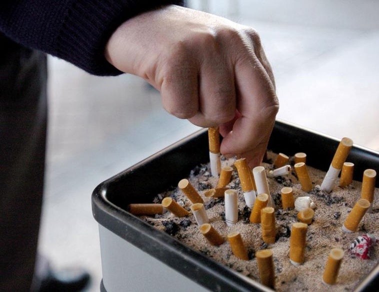 Diseñan un asfalto más resistente y sostenible con colillas de cigarrillos