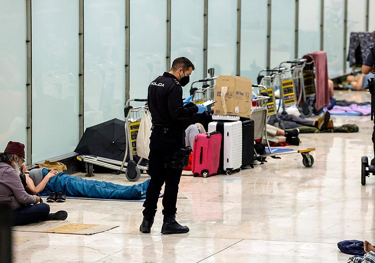 La Policía revisa la zona de la T-4 donde duermen personas sin hogar.