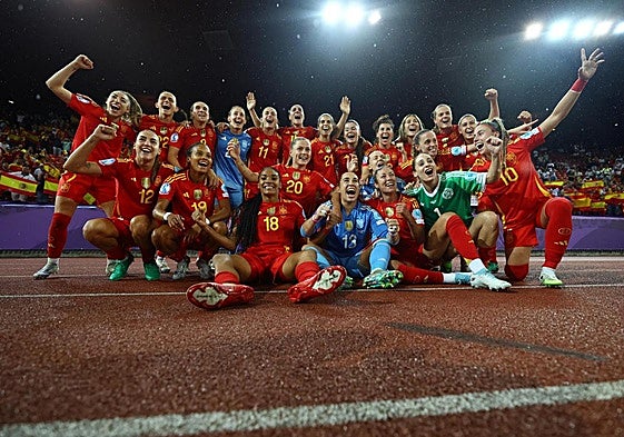 Las jugadoras de la selección española celebran el pase a la final de la Eurocopa.