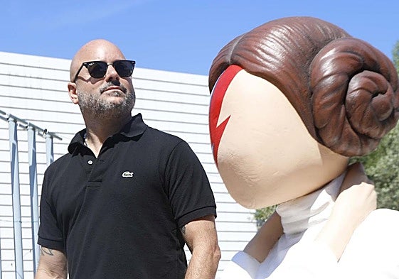 El promotor, frente a la princesa Leia en uno de sus festivales.