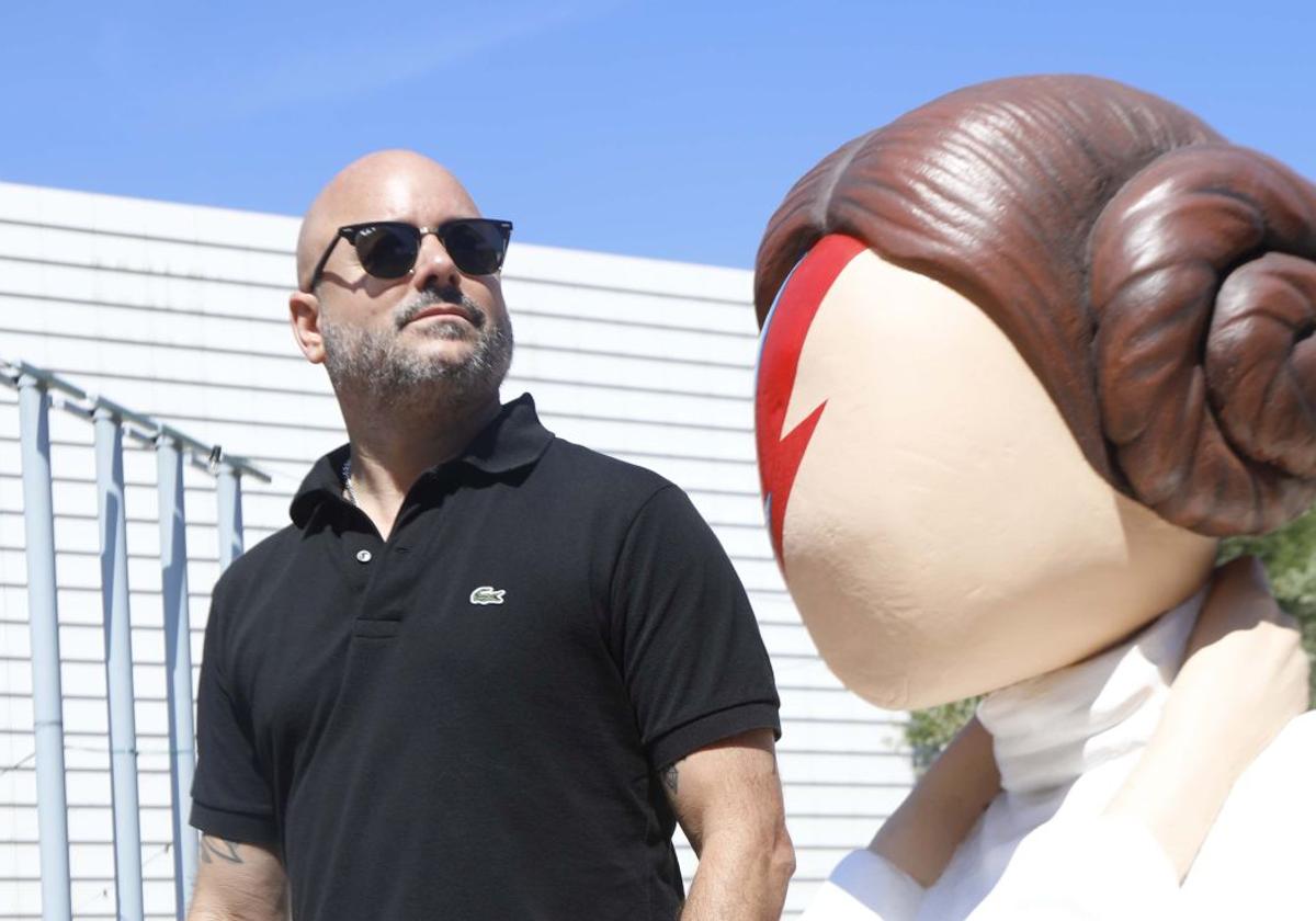 El promotor, frente a la princesa Leia en uno de sus festivales.