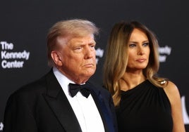 El presidente estadounidense, Donald Trump, acompañado en un acto por la primera dama, Melania Trump.