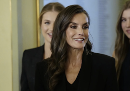 Letizia, guapísima, se esconde tras un traje negro en Barcelona: la extraña explicación del look más solemne que ha llevado en 2025