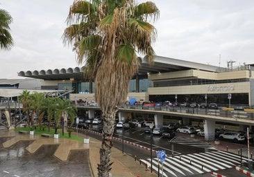 La Guardia Civil desaloja por mala conducta a 50 menores de un avión en el aeropuerto de Valencia