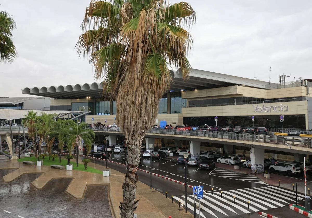 Fachada del aeropuerto de Manises.
