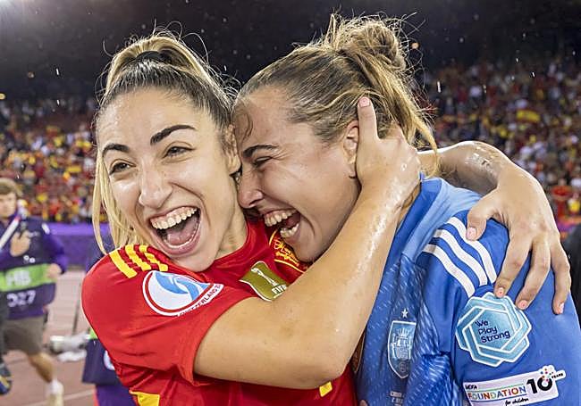 Olga Carmona abraza a Cata Coll tras el duelo ante Alemania.