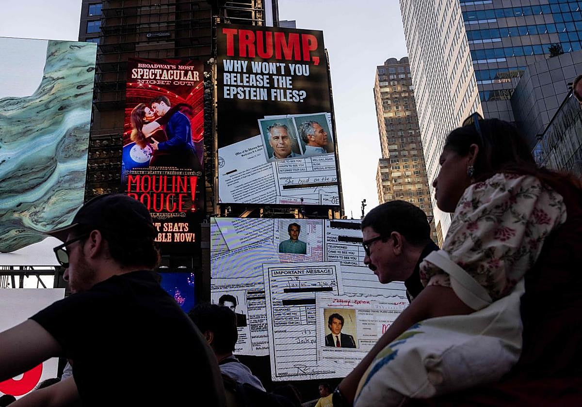Una valla publicitaria en Times Square exige la publicación de los archivos de Epstein.